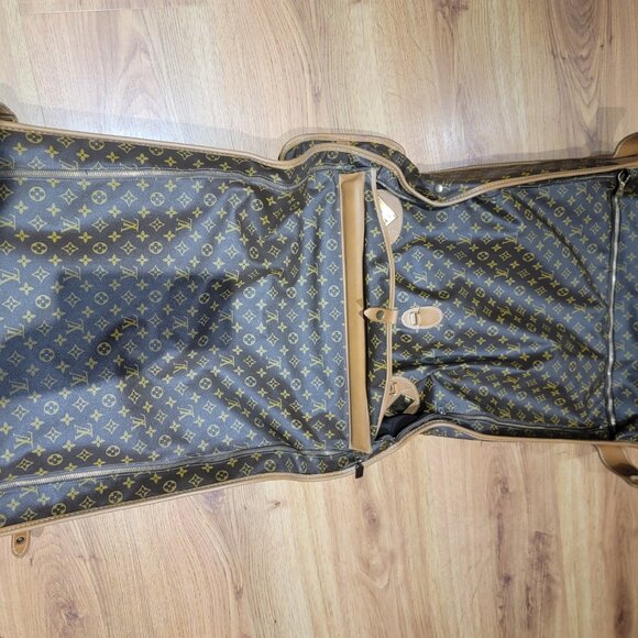 Louis Vuitton - Picture 3 of 11